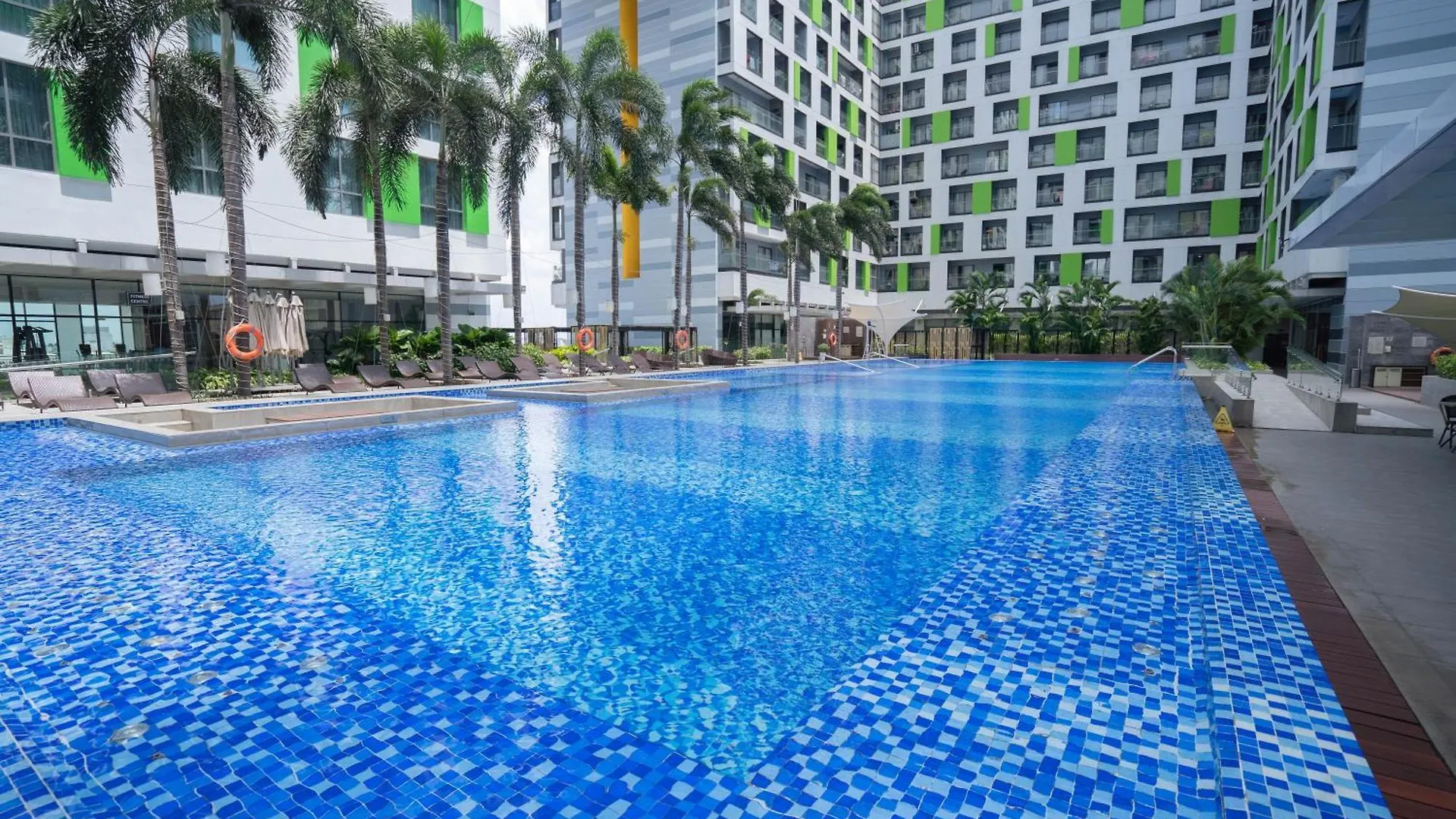 Can Ho San Bay - San Golf Tan Son Nhat- Free Pool&Gym Ho Chi Minh City Apartment